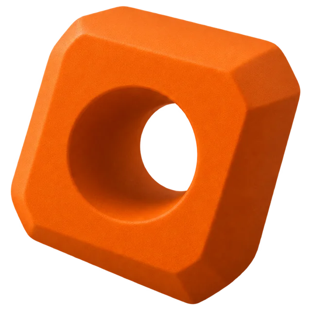 En avfasad orange kub med ett runt hål rakt igenom